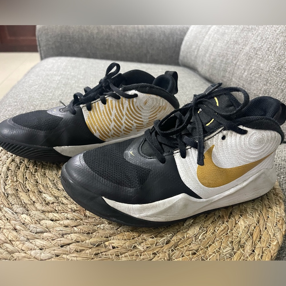 Nike Team Hustle YOUTH 7 - Black/Gold  Boy's Sneakers - AQ4224-004